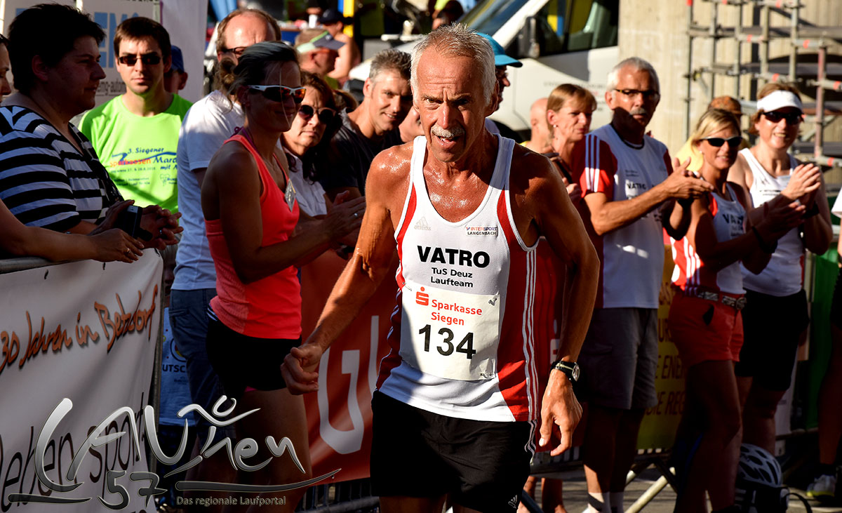 Der 66-jährige Gerhard Schneider vom TuS Deuz gewann die Wertung der Siegener Stadtmeisterschaften mit der Leistung über 10 Kilometer in 41:06 Minuten, gleichbedeutend mit 84 Prozent des Weltrekordes. 