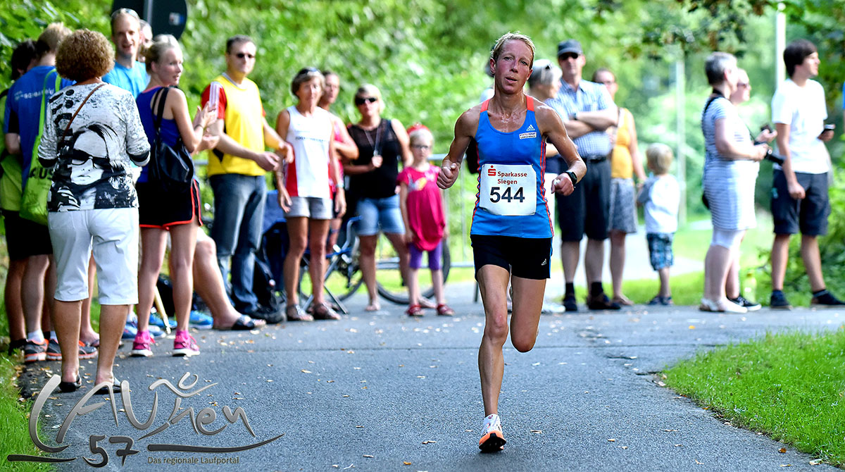 Die Siegenerin Sandra Klein auf dem Weg zum Sieg über 10 Kilometer in neuer Veranstaltungsbestzeit.