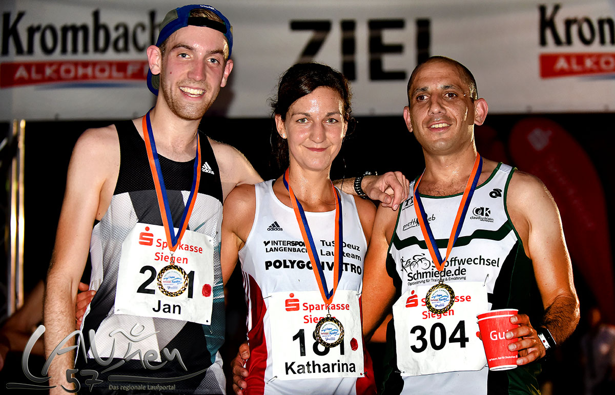 Die Sieger im Ziel des Halbmarathonlaufs (von links): Jan Cahlik, Kathi Schäfers und Nils Abdelhedie