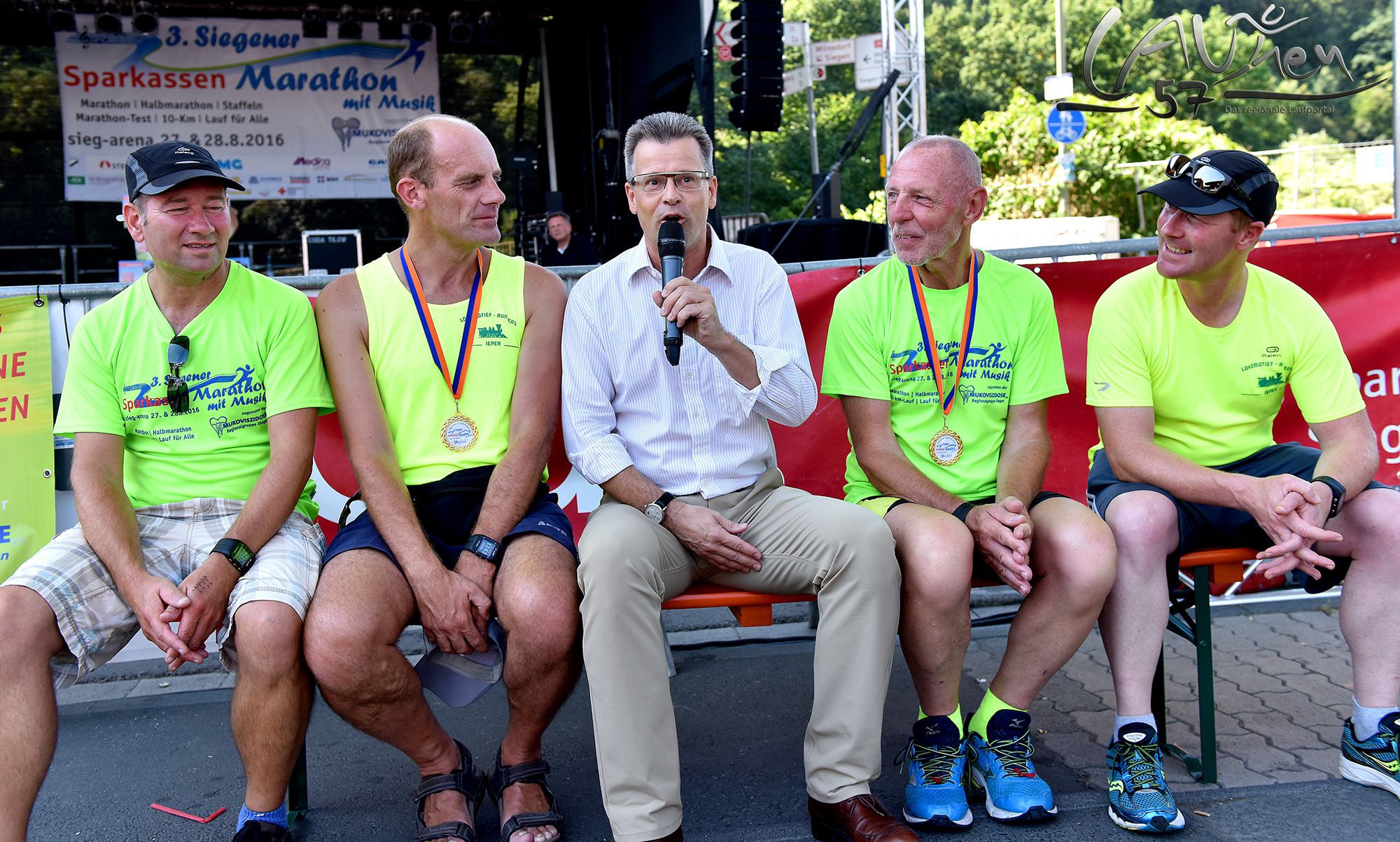 Sparkassen-Vorstand Günter Zimmermann führte ganz spontan ein Interview mit den Läufern aus Siegend Partnerstadt Ypern.