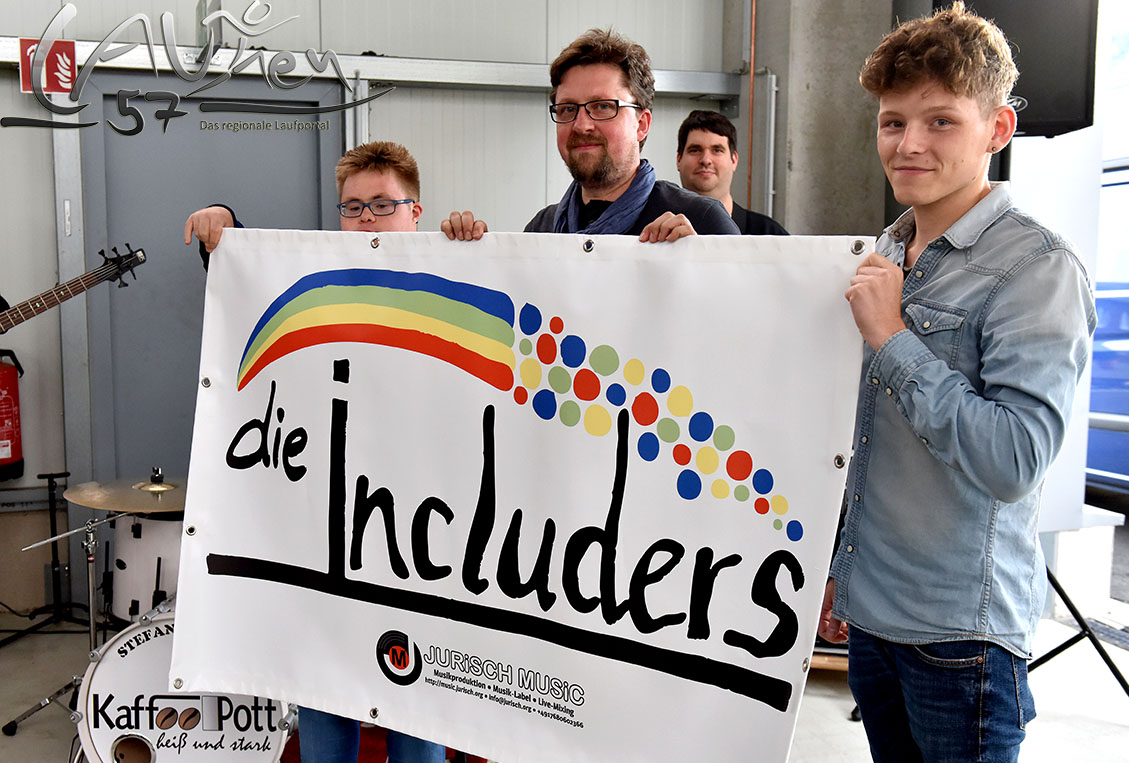 Ergebnis des Inklusionsprojektes: In der Band "Includers" spielen Menschen mit und ohne Behinderung zusammen. Die Band Kaffeepott überreichte der Gruppe ein großes Band-Banner für den ersten Auftritt.