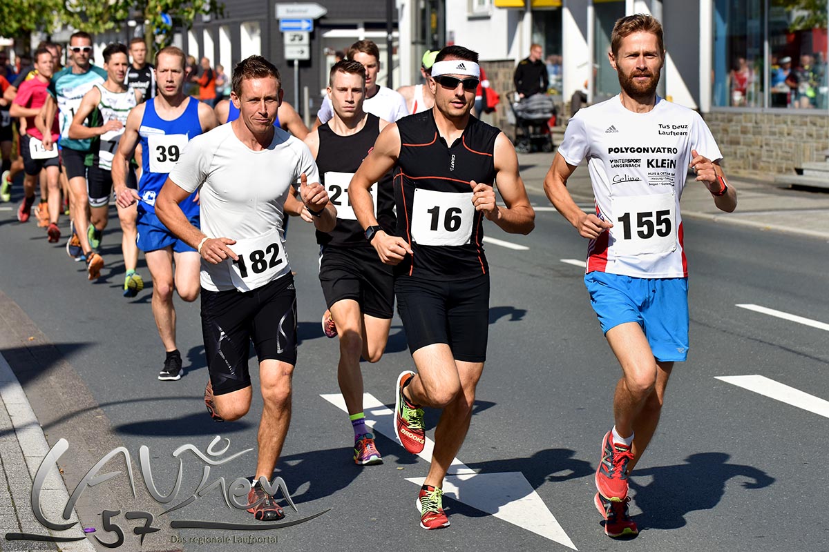 Kurz nach dem Startschuss zum 16. Citylauf Bad Berleburg über 10 Kilometer, gleichzeitig der 4. Lauf zur Rothaar-Laufserie um den AOK-Cup. Die Verfolgergruppe Jurij Propp (Nr. 182), Felix Grabolle (Nr. 216/verdeckt), Timo Böhl (Nr. 16) und Tobias Schmechel.