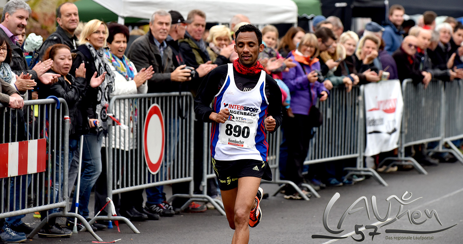 Yohannes Hailu Atey auf dem Weg zum Sieg. Der seit drei Jahren in Dreis-Tiefenbach wohnende  Läufer aus Eritrea, der für den TuS Deuz startet, hatte keine ernsthafte Konkurrenz zu fürchten.
