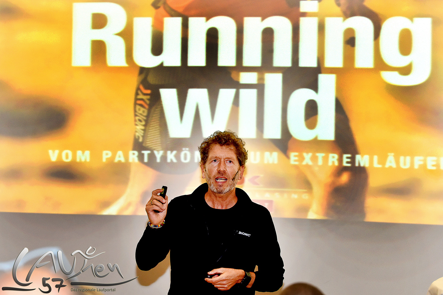 "Running wild": Rafael Fuchsgruber begeisterte im Kino der Krombacher Brauerei mit seinem Vortrag über seine Erlebnisse als Extremläufer  in den Wüsten der Welt.