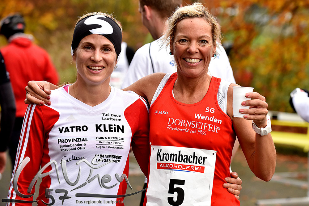 Die zwei schnellsten Frauen beim 41. Südsauerlandlauf der SG Wenden: Christl Dörschel von der SG Wenden (rechts) und Caprice Löhr vom TuS Deuz.