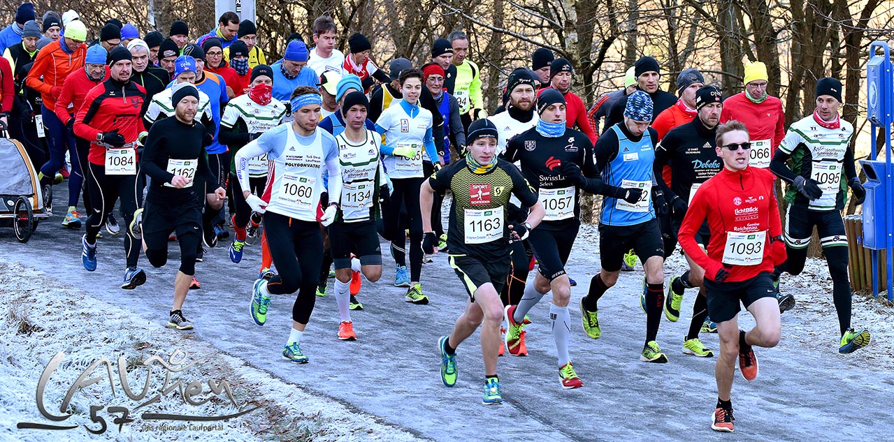 Start frei zum Halbmarathon beim 38. Silvesterlauf an der Obernautalsperre in Netphen-Brauersdorf. Insgesamt nahmen 575 Sportlerinnen und Sportler an der Veranstaltung teil.